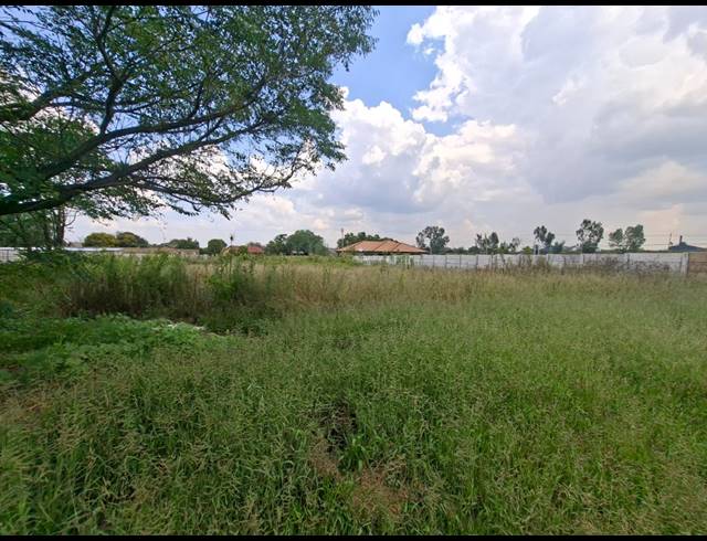 1,018M² VACANT LAND FOR SALE IN KOOKRUS
